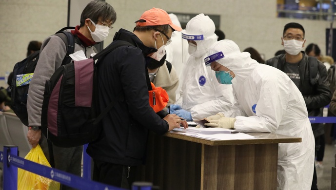 浦東機場對入境重點航班加大流調(diào)后，現(xiàn)場有數(shù)小時耐心等候旅客和十小時不脫的誠格防護服