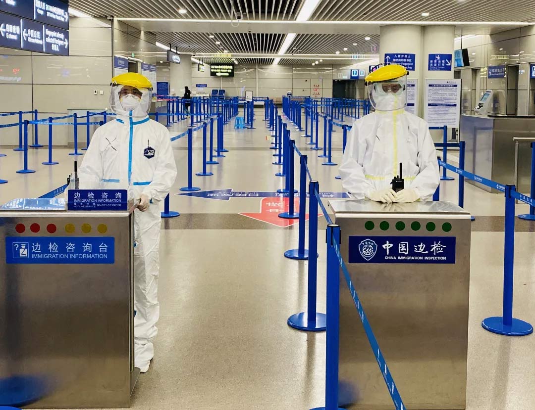 身穿誠格防護(hù)服的“守滬者” 24小時(shí)奮戰(zhàn)在浦東國(guó)際機(jī)場(chǎng)口岸防疫一線