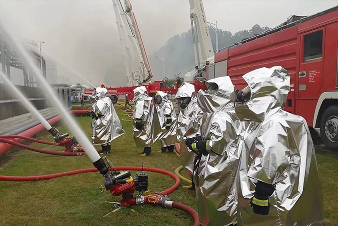 上海誠(chéng)格超輕便攜隔熱斗篷亮相廣州大型石油化工滅火救援實(shí)戰(zhàn)演練現(xiàn)場(chǎng)